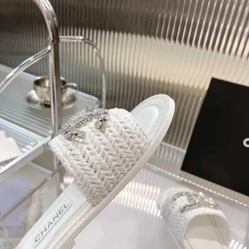 👟👟Ex-factory price 520👟👟 [Ready stock] 𝐂𝐡an𝐞𝐥 23 hot items! bing bing 23 early spring vacation series, the most beautiful rhinestone woven slippers, everyone is crazy to stock up, they are all crazy, it is really long grass, leisurely charm, close your eyes and enter the series!  💭Color: Black/Apricot/White 💭Upper: The upper is made of imported raffia and is fully hand-woven and very comfortable! The hand-made diamond jewelry is sparkling enough 💭Inner pads: imported sheepskin lining and pads 💭Outsole: genuine leather outsole (complex leather outsole with ten grooves and stitching, very particular about material workmanship) 💭Code number: 35-42 (41 and 42 are custom-made and cannot be returned or exchanged)